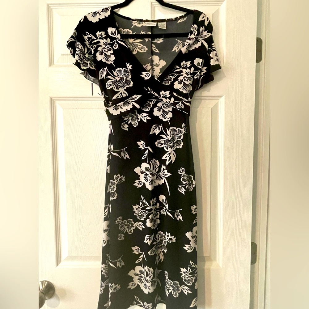 Flattering tie dress in EUC